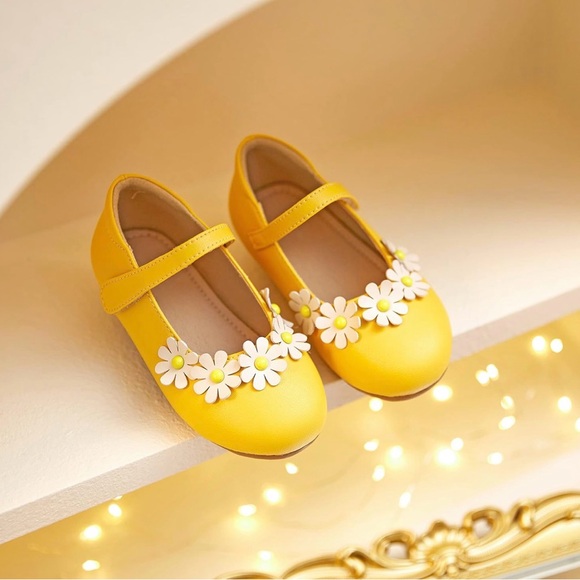 NWT Toddler Girl Size 9M Yellow Daisy Kids Dress Shoes with Velcro Close - Picture 4 of 7